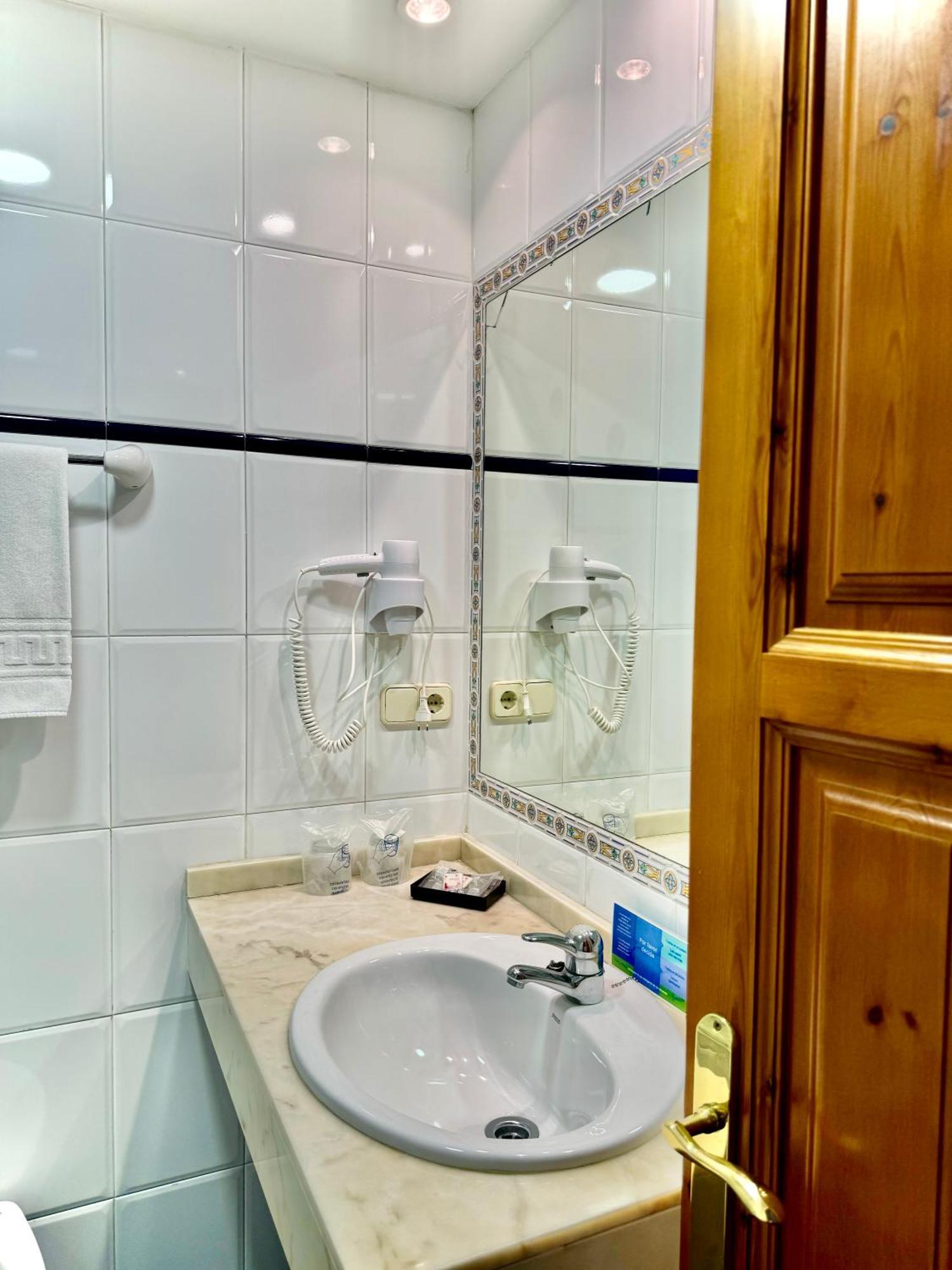Hotel La Rivera อาเรนัส เด กาบราเลส ภายนอก รูปภาพ